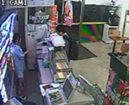 범행 당시가 찍힌 편의점 CCTV 화면. (사진제공=부산금정경찰서)