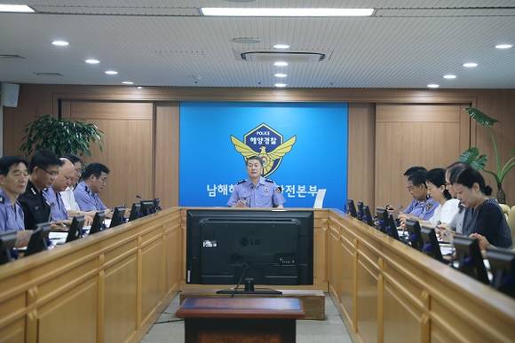 남해해경청장과 소속해경서장을 비롯한 간부들이 태풍북상 대비태세 확립을 위한 화상회의를 개최하고 있다. (사진제공=남해지방경찰청)