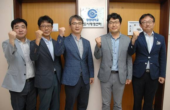 지난 11일 창원대학교 산학협동관 4층에서 '도시재생지원센터' 현판식이 열렸다. (사진 왼쪽부터 정성욱 현장실습지원센터장, 김창열 산학협력본부장, 박경훈 산학협력단장, 조형규 도시재생센터장, 박종규 산학협력부단장) (사진제공=창원대)
