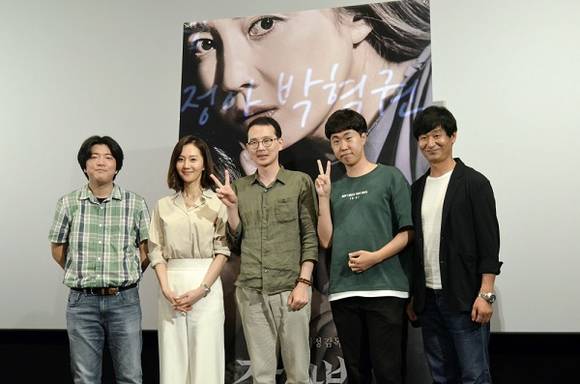 영화 <장산범> 부산 시사회에 참여한 감독 및 배우들이 팬들과 기념촬영을 하고 있다. (사진=CNB 최원석 기자)
