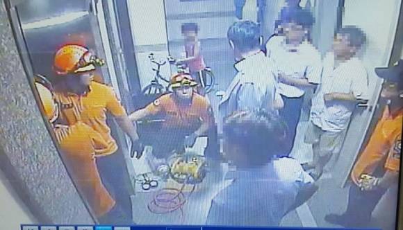 엘리베이터 안전사고 구조 장면이 담긴 CCTV 화면. (사진제공=부산남부경찰서)