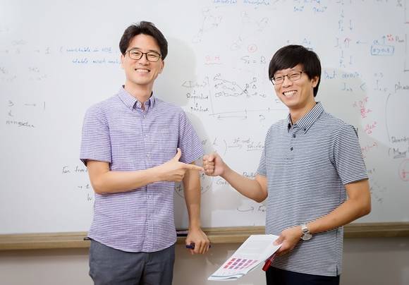 장봉수 교수(왼쪽)와 박준표 박사(오른쪽)가 가위바위보 게임을 하고 있다. (사진제공=UNIST)