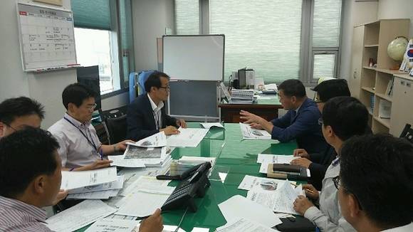 13일 오규석 기장군수와 부산시 관계자들이 도시철도 기장선과 정관선 조기건설에 대해 협의하고 있다. (사진제공=기장군)