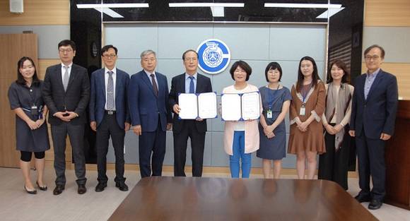 20일 창원대학교 대학본부 상황실에서 최해범 총장(오른쪽 여섯째)과 경상남도정신건강복지센터 채은희 센터장(오른쪽 다섯째) 등 양 기관 관계자들이 업무협약식을 갖고 있다. (사진제공=창원대)