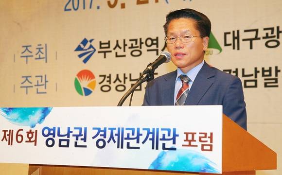 한경호 도지사 권한대행이 21일 CECO에서 '영남권 경제관계관 포럼에서 환영사를 하고 있다. (사진제공=경남도)