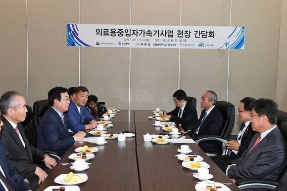 오규석 기장군수가 25일 오후 부산 BEXCO에서 열린 유영민 과학기술정보통신부 장관 주재 중입자가속기 사업 현장간담회에 참석하고 있다. (사진제공=기장군)