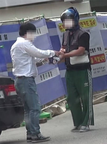검찰과 경찰을 사칭하며 수십 명을 속여 수억 원을 갈취한 보이스피싱 일당이 무더기로 검거됐다. (사진제공=부산경찰청)