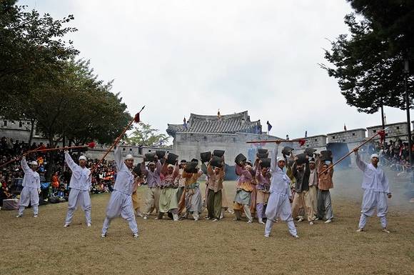 부산관광공사가 10월에 가볼만한 추천 여행지로 동래구 동래온천, 동래읍성축제, 사직야구장을 선정했다. 사진은 동래성전투 뮤지컬. (사진제공=부산관광공사)