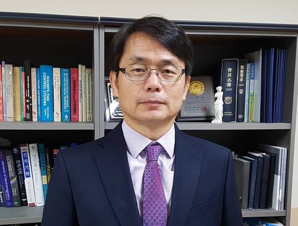 이철균 동의대학교 인재개발처장이 '전국대학 진로취업처장협의회'의 초대 회장으로 선임됐다. (사진제공=동의대학교)