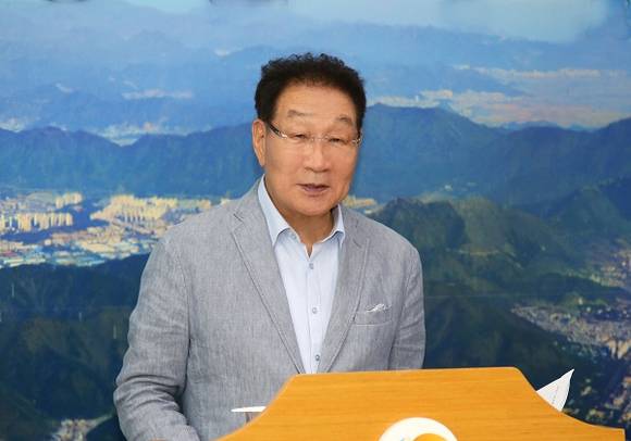 진의장 창원산업진흥원장이 28일 창원시청 브리핑룸에서 창원을 수소산업 선도 도시가 되도록 하겠다고 밝히고 있다. (사진제공=창원시)