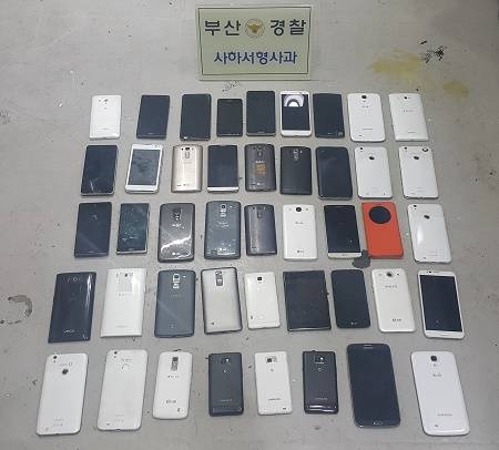인터넷 광고, 전단지를 통해 도난·분실 휴대폰 등 장물 휴대폰을 모아 부품용 또는 국내외 수출업체 등에 판매한 중간수집상과 장물업자 일당이 경찰에 붙잡혔다. (사진제공=부산사하경찰서)