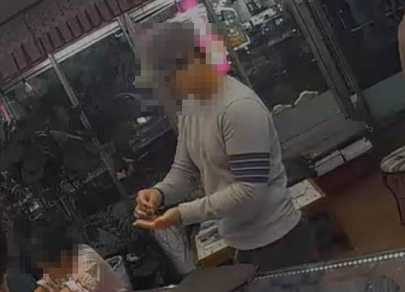 금은방에 들어가 손님인척 귀금속 2점을 건네받아 구경하다 들고 도주한 20대 남성이 경찰에 붙잡혔다. (사진제공=부산연제경찰서)