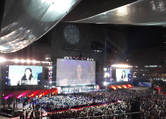 개막식의 마지막 순서로 제22회 부산국제영화제의 개막작 <유리정원>의 소개가 진행됐다. 신수원 감독, 배우 문근영, 배우 김태훈, 배우 박지수 등 <유리정원> 팀이 무대에 올라 영화에 대한 소개와 소감을 전했다. (사진=CNB뉴스 이소정 기자)
