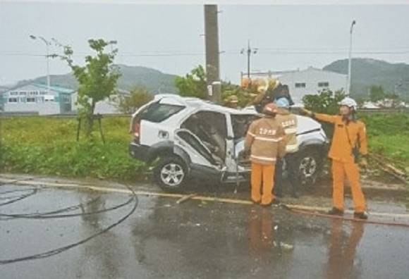 15일 새벽시간대 부산 강서구의 한 도로서 교통사고가 일어나 운전자 1명이 사망한 사고가 발생했다. (사진제공=부산강서경찰서)