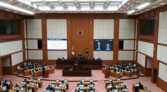 부산시의회 교육위원회 신현무 의원(사하구2)은 16일 오후 부산시의회에서 열린 제265회 임시회 본회의 '시정질문'을 통해서 부산시 통합 배드민턴협회의 갈등과 파행을 지적하고, 부산시의 철저한 행정지도와 사태해결을 촉구했다. (사진=CNB 이소정 기자)