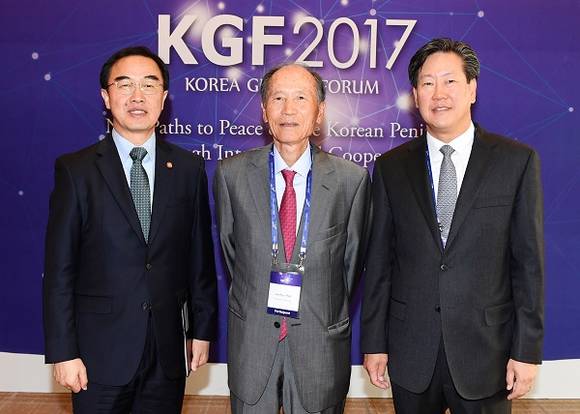왼쪽부터 조명균 통일부장관, 박재규 총장, 함재봉 아산정책연구원장