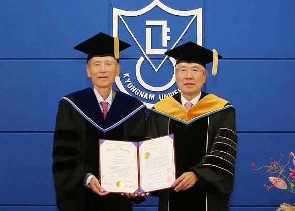 경남대학교 박재규 총장이 18일 오전 이상연 ㈜경한코리아 대표이사에게 명예 경제학박사 학위를 수여하고 있다. (사진제공=경남대)