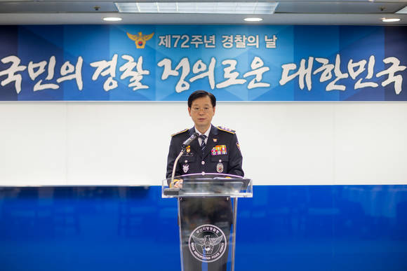 조현배 청장은 대통령 치사문을 대독하며 "지금 이 순간에도 묵묵히 현장을 지키고 있는 직원들에게 감사의 마음을 전한다"며 "소통과 공감을 통해 부산시민의 안전을 확고히 지켜나가자"고 당부했다. (사진제공=부산경찰청)