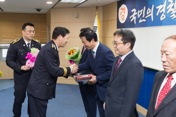 이날 기념식에서는 평소 경찰업무 발전에 기여한 공로로 최혁수 경찰발전위원회 위원이 행정안전부장관 감사장을 수상하는 등 민간 분야 각 계에서 협력치안에 공이 큰 5명에 대해 감사장을 전달했다. (사진제공=부산경찰청)