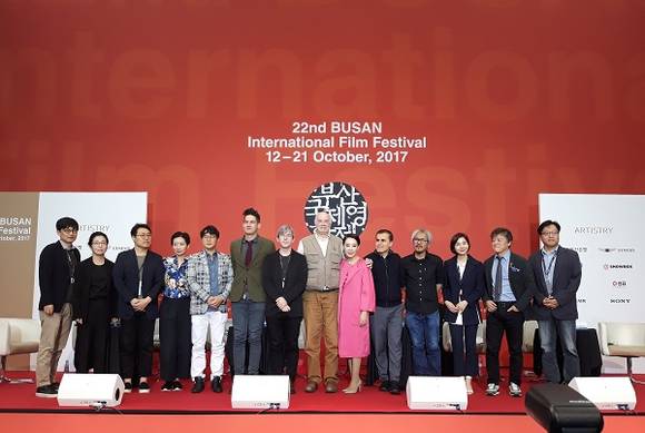 21일 오전 부산 해운대구 영화의전당 두레라움홀에서 열린 제22회 부산국제영화제(BIFF) 결산 기자회견에서 심사위원들이 심사 결과를 발표하고 있다. 사진에는 라 프란시스 휘 뉴욕현대미술관 큐레이터, 김영조 감독, 데이비드 윌슨 트루·폴스영화제 공동대표, 달시 파켓 영화평론가, 토니 레인즈 영화 평론가, 강수연 집행위원장, 바흐만 고바디 감독, 라브 디아즈 감독, 김호정 배우, 권해효 배우 등이 포즈를 취하고 있다. (사진=CNB 뉴스 이소정 기자)