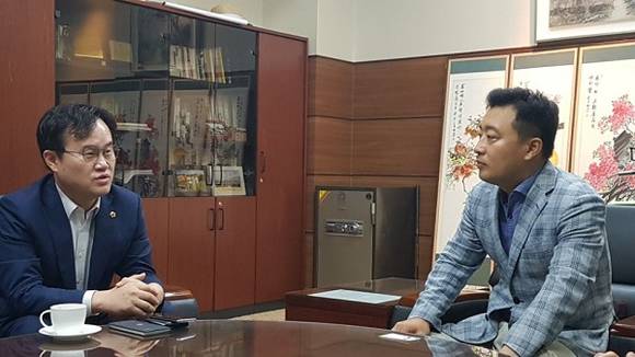 22일 김성훈 도의원(왼쪽)이 (주)신세계개발 문성필 대표이사와 면담을 하고 있다. (사진제공=김성훈 의원 사무실)