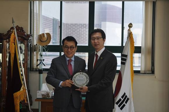 고상구 베트남 총연합한인회 회장이 강민국 경남도의원(오른쪽)에게 감사패를 전달하고 있다.(사진제공=경남도의회)