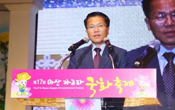 24일 한경호 도지사 권한대행이 '마산가고파국화축제' 개막식에서 인사말하고 있다. (사진제공=경남도)