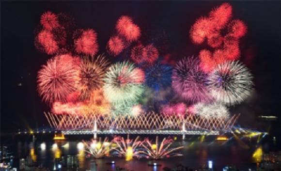 부산해양경찰서는 오는 28일 광안리해수욕장에서 열리는 '제13회 부산불꽃축제'에서의 선박 충돌, 추락사고 등 사고를 예방하기 위해 안전관리를 실시한다고 밝혔다. (사진제공=부산시청)