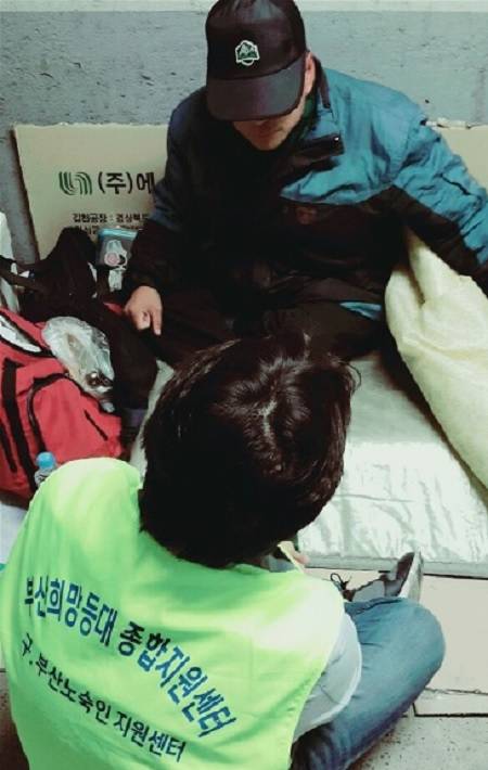 노숙인 아웃리치(상담) 활동 모습. (사진제공=부산시)
