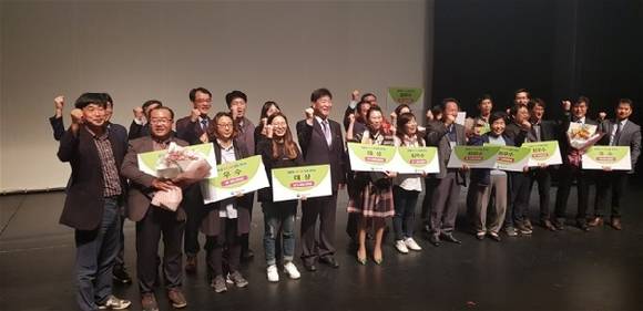 부산시는 행정안전부 주관 '2017 공동체한마당 우수사례 발표대회'에서 '부산 동구 도시민박촌 이바구캠프 마을공동체'가 대상(행정안전부장관상)을 수상했다고 30일 밝혔다. (사진제공=부산시)