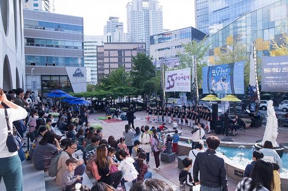 (재)부산문화회관 시민회관본부가 이번 달 성료한 '시민뜨락축제'를 다음 달에도 다시 개최한다. (사진제공=부산문화회관)