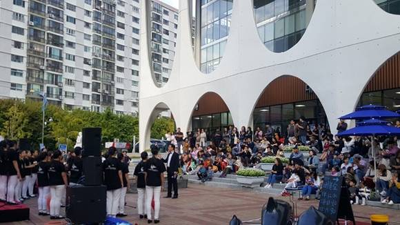 다음 달 3일부터 12월 15일까지 진행되는 시민뜨락축제는 '매주 금요일 추억을 시민회관에서'를 주제로 매주 금요일 오후 12시 20분 부산시민회관 야외광장 무대에서 진행된다. (사진제공=부산문화회관)