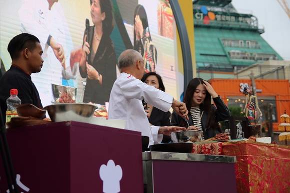 지난 28일 인도네시아 유명 쉐프 'William Wongso'가 서면 놀이마루 'BOF 그라운드'에서 할랄음식 시연행사를 진행했다. (사진제공=부산관광공사)