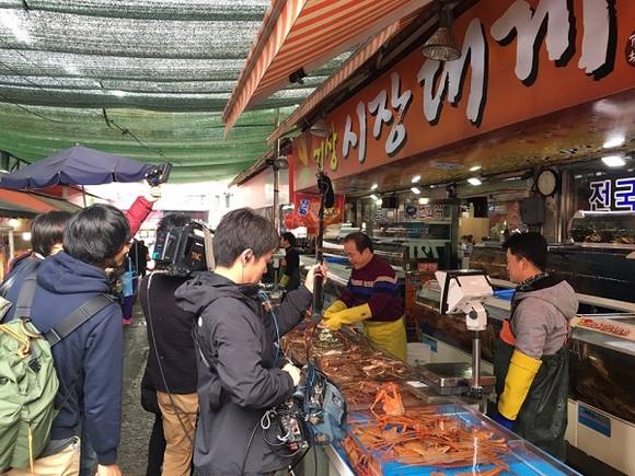 지난해 12월 일본 니시니혼테레비에서 부산 기장시장을 방문해 기장대게를 촬영하는 모습. (사진제공=부산관광공사)