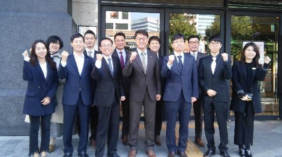 부산시는 사업장의 금연환경 조성과 근로자의 금연 서비스 접근성을 높여 건강증진을 선도하고자 5개 기업을 대상으로 지난 7월부터 금연선도기업 지정을 추진해왔다. (사진제공=부산시)