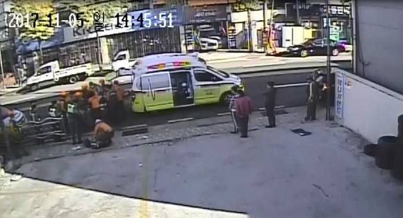 부산 삼락지구대가 순찰 중 도로 한가운데서 멈춘 차량과 내부에 의식이 없는 운전자를 발견, 인근 병원으로 후송했다고 7일 밝혔다. (사진제공=부산경찰청)