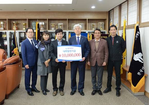 배드민턴 국가대표인 동의대 체육학과 4학년 전혁진 선수가 지난 7일 모교인 동의대에 대학발전기금 1000만 원을 기탁했다. 전달은 대회 출전으로 참석하지 못한 전 선수를 대신해 부모님이 전달했다. (사진제공=동의대)