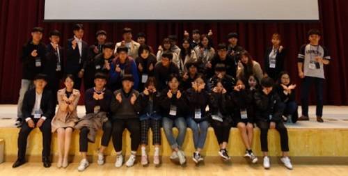 대구 텍스타일 콤플렉스(DTC)에서 개최된 (사)한국지리정보학회 '공간정보 캡스톤디자인 경진대회' 에서 우수상과 장려상을 수상한 창원대 학생들이 기념촬영 하고 있다. (사진제공=창원대)