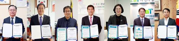 사진 왼쪽부터 경상남도 장민철 농정국장, 이상대 경상남도 농업기술원장, 박기훈 경상대학교 농업생명과학대학장, 강병문 한국농어촌공사 경남지역본부장, 권진선 국립농산물품질관리원 경남지원장, 이한준 aT 경남지역본부장, 강주호 산림조합중앙회 부산울산경남지역본부장 (사진제공=경남농협)