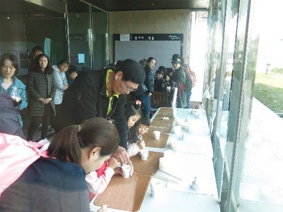 고니모양 석고방향제 만들기 활동 사진. (사진제공=부산시)