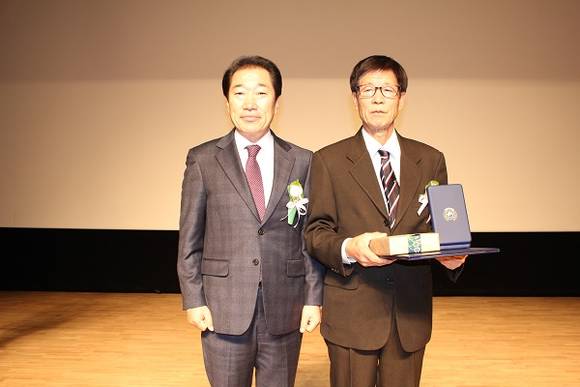제78회 순국선열의 날 기념식, 부산지역 독립유공자 포상대상자 故김기석 선생의 외손자인 황정기씨(오른쪽)가 대신 상을 받았다. 왼쪽(부산시 기획관리실장 홍기호). (사진제공=부산지방보훈청)