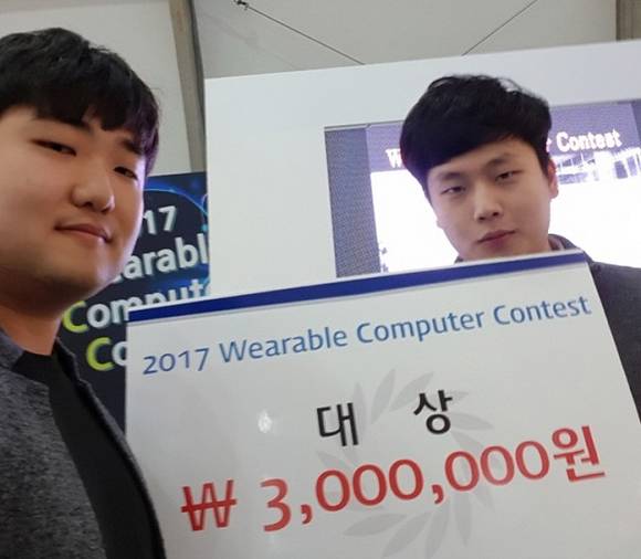 '제13회 웨어러블 컴퓨터 경진대회'에서 대상을 받은 동아대 전자공학과 인공지능 로보틱스 연구실 최재원, 박건수 석사과정생. (사진제공=동아대)