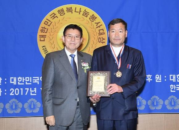 김덕룡 민주평통수석부회장(왼쪽)과 오규석 기장군수가 기념촬영 하고 있다. (사진제공=기장군)