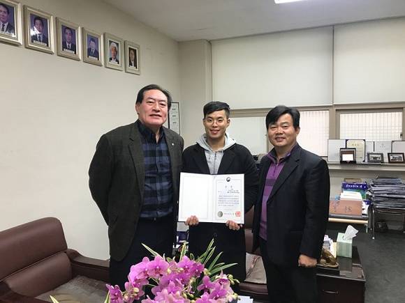 '2017년 스포츠산업 창업 올림피아드'서서 대상을 받은 동아대 체육학과 황용준(가운데) 학생이 하형주(왼쪽) 동아대 예술체육대학장, 오응수 체육학과 학과장과 기념촬영을 하고 있다. (사진제공=동아대)