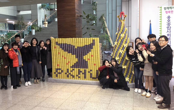 캠페인 참가자들이 구조물을 완성하고 단체 기념촬영하고 있다. (사진제공=부경대)