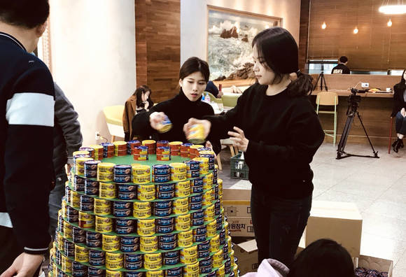 행정학과 학생들이 캔을 쌓아 구조물을 만들고 있다. (사진제공=부경대)