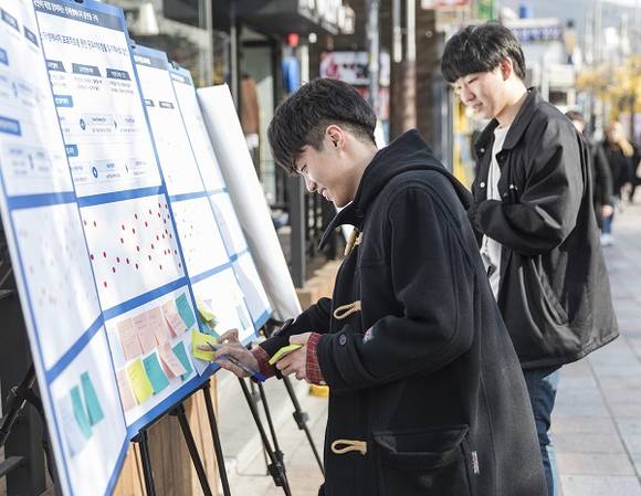 한국남부발전이 진행한 '국민마이크 게릴라 인터뷰'에서 공감도 투표에 참여하고 있는 학생들. (사진제공=한국남부발전)