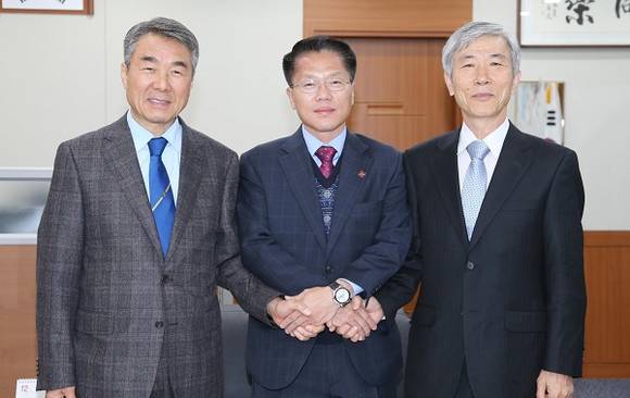 4일 한경호 도지사 권한대행(사진 중앙)과 이창희 진주시장(왼쪽), 강석중 한국세라믹기술원장이 '수송시스템용 세라믹섬유 융복합 기반구축사업' 에 대한 간담회를 갖고 기념촬영 하고 있다. (사진제공=경남도)