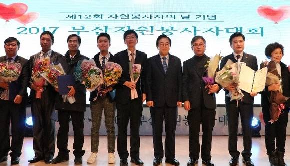 부산병무청 백한찬 운영지원과장(왼쪽에서 다섯 번째)이 서병수 부산시장 및 수상자들과 함께 기념촬영을 하고 있다. (사진제공=부산병무청)