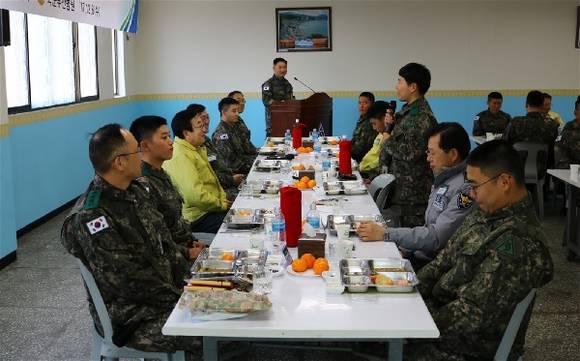 서병수 부산시장이 지역향토방위 사단 장병(제53보병사단 126연대)과 식사 시간을 갖고 있다. (사진제공=부산시)